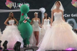 Chloe Loughnan gelinlik giydi...