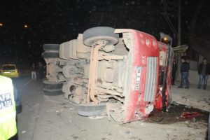 Bursa'da kırmızı ışıkta ge&ccedil;en TIR dehşet sa&ccedil;tı!