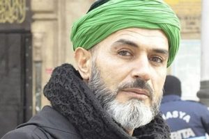 Bunlar da Yaşar Alptekin kuralları: &Ouml;p&uuml;şmem, sevişmem, i&ccedil;ki i&ccedil;mem!