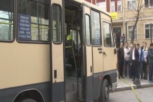 Minib&uuml;s ilkokul &ouml;ğrencisini ezdi !