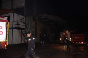 Akaryakıt istasyonu yakınında yangın paniği