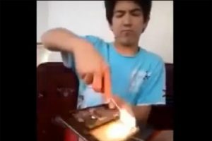 Sadece tabletini tamir etmek istemişti !