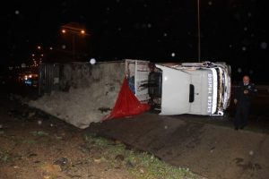 Yan yatan TIR'dan yara almadan kurtuldu