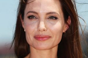 Angelina Jolie yumurtalıklarını aldırdı...
