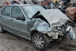 Otomobil ile servis minib&uuml;s&uuml; &ccedil;arpıştı: 10 yaralı