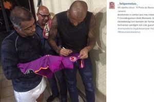 Melo'dan Romario'ya imzalı forma