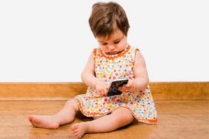 14 yaşına kadar &ccedil;ocuğu akıllı telefondan uzak tutun