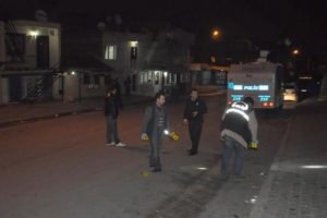 Mahalleli kavga etti, 3 kişi silahla yaralandı
