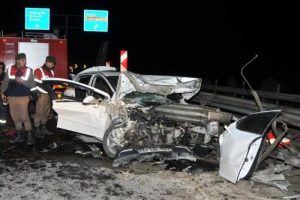 Yarışan otomobiller kaza yaptı: 1 &ouml;l&uuml;, 1 yaralı