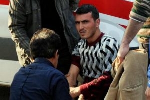 Kızların kavgasını ayırmaya &ccedil;alışırken bı&ccedil;aklandı