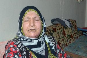 76 yaşındaki kadının d&uuml;ğ&uuml;n hediyesi bileziğini gasp ettiler