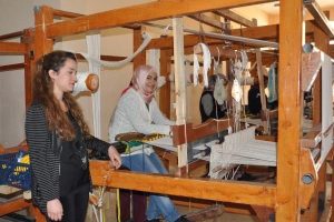 İslahiye'de gen&ccedil; kızlar kilim dokuyacak