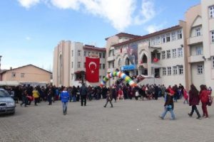 Kars Atat&uuml;rk İlk&ouml;ğretim Okulunda Nevruz şenliği