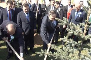 Bakan Eroğlu, &ouml;nce fidan dikti sonra ateşin &uuml;zerinden atladı