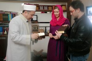 T&uuml;rk genciyle tanışan Rus kızı m&uuml;sl&uuml;man oldu