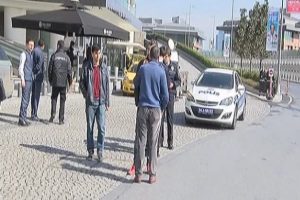 Servis&ccedil;iler AVM &ouml;n&uuml;nde birbirine girdi