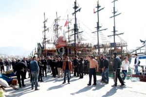 Alanya balık&ccedil;ı barınağında yıkım arbedesi