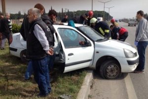 Otomobil minib&uuml;sle &ccedil;arpıştı: 1 &ouml;l&uuml;, 5 yaralı