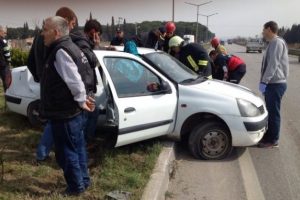 Otomobil minib&uuml;sle &ccedil;arpıştı: 1 &ouml;l&uuml;, 5 yaralı