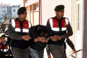 76 yaşındaki kadının parasını &ccedil;alan hırsız yakalandı