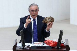 Meclis k&uuml;rs&uuml;s&uuml;ne pişmiş kelle ile &ccedil;ıktı