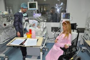 Doğuştan belden aşağısı tutmayan kadın anne oldu