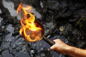 S. Arabistan Yemen'i bombaladı, petrol sı&ccedil;radı