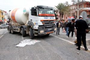 Beton mikseri altında ezilen anne ve karnındaki bebeği &ouml;ld&uuml;