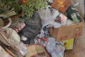 Apartman dairesinden bir kamyon &ccedil;&ouml;p &ccedil;ıktı