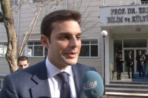 Siyasete soyunan &uuml;nl&uuml; oyuncu 'Gel Kardeşim' dedi