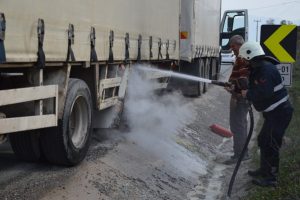 Bursa'da seyir halinde alev alan kamyon korku sa&ccedil;tı!