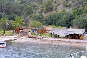 G&ouml;cek koyları i&ccedil;in i&ccedil;eride ihale, dışarıda eylem