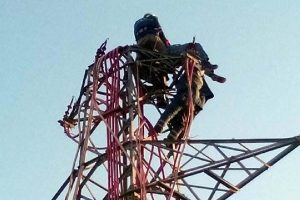 Elektrik akımına kapılan iş&ccedil;iyi itfaiye ekipleri kurtardı