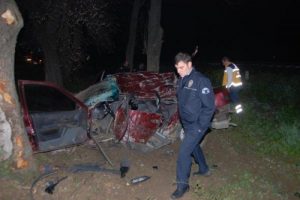 Ağaca &ccedil;arparak duran otomobilinde ağır yaralandı