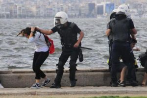 Sa&ccedil; &ccedil;eken polis davası karara kaldı