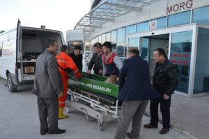 Korkun&ccedil; kaza! İki trakt&ouml;r&uuml;n arasında kaldı