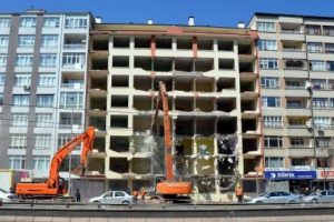 Kayseri'de tehlikeli yıkım