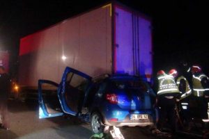 Yardım i&ccedil;in duran kamyonun altına girdi