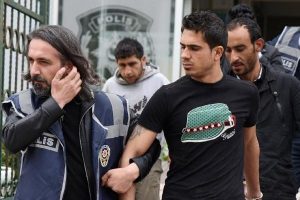 Suriyeli gasp&ccedil;ılar, sprey ve bı&ccedil;akla kelep&ccedil;eleyip soydu