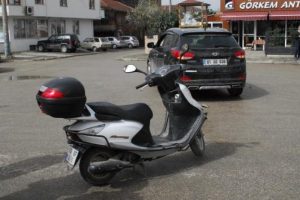 Motosikletine cip &ccedil;arpan s&uuml;r&uuml;c&uuml; yaralandı