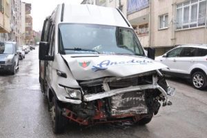 &Ouml;ğrenci servisi ile otomobil &ccedil;arpıştı