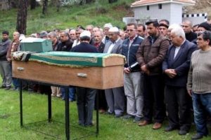 Karnındaki bebeği ile aynı mezara defnedildi!