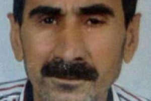 Elbise askısında kemerle intihar