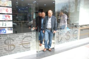 D&ouml;viz b&uuml;rosundan tam 800 bin lira &ccedil;aldılar