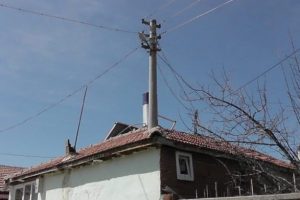 Evin i&ccedil;inden elektrik direği ge&ccedil;iyor