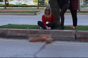 K&ouml;peğinin başında saatlerce ağladı