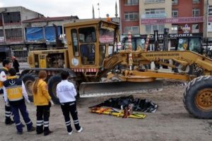 Kayseri'de greyderin altında kalan iş&ccedil;i &ouml;ld&uuml;