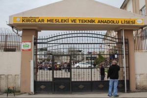 Eğitimcilerin bı&ccedil;aklandığı okulda boykot