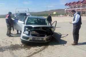 Otomobil dinlenme tesisine daldı: 2 yaralı