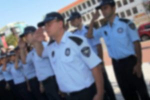 Biri zabıtaları g&ouml;zetliyor!